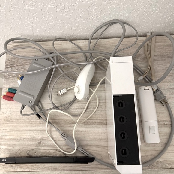 White 2006 Nintendo Wii Console Set - Picture 2 of 8